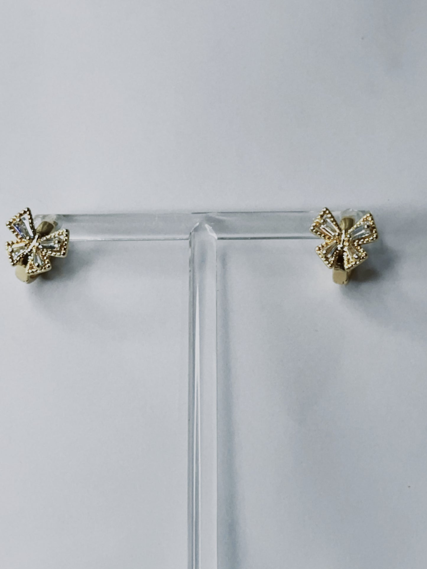 Mini bow earring