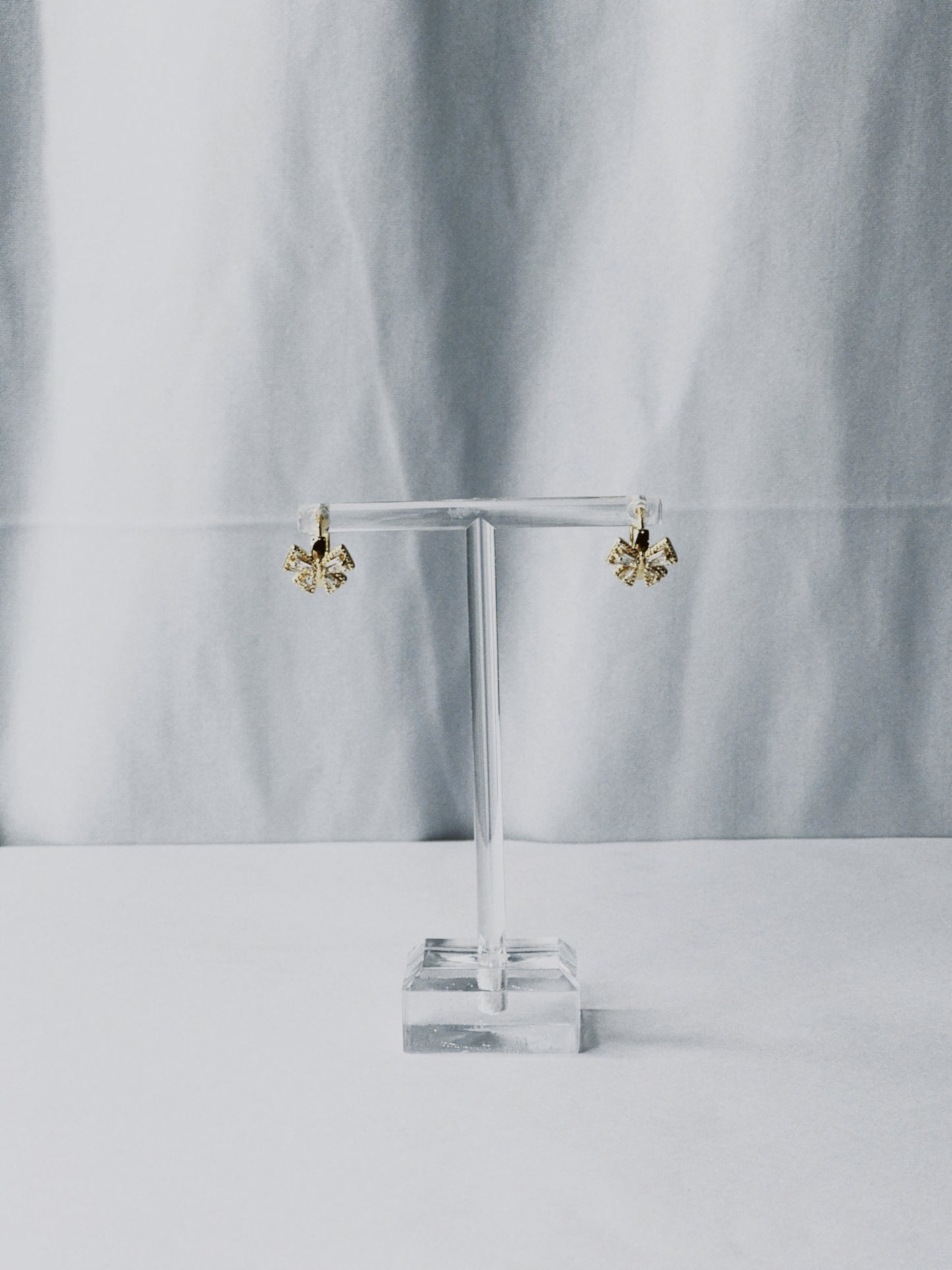 Mini bow earring